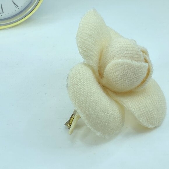 Authentic Chanel Cosage Camellia cloth white cremey ladies brooch 3 1/8" GS172 - Picture 4 of 8
